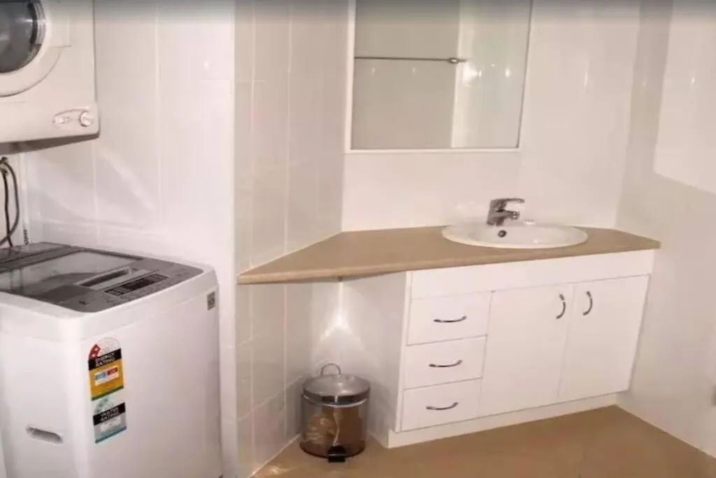 Comfy Unit In Palm Gables Palm Beach! Gold Coast Apartment